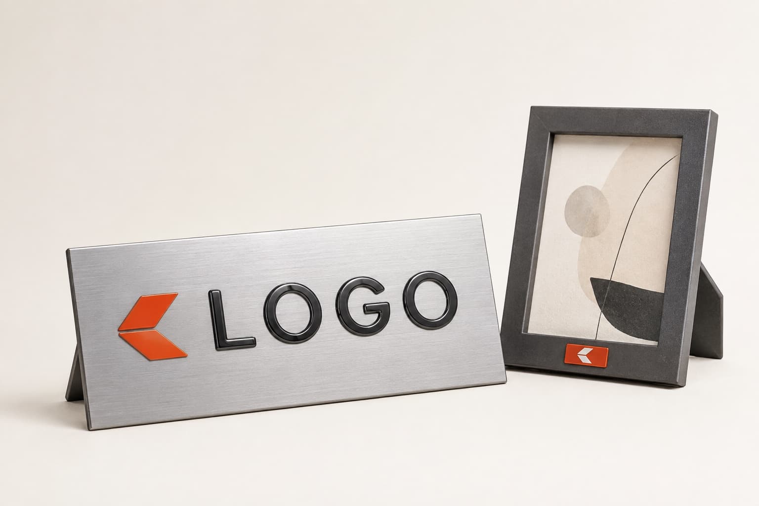 Plaque en aluminium brossé avec un lettrage doming, à côté d’un cadre sombre portant un petit badge doming